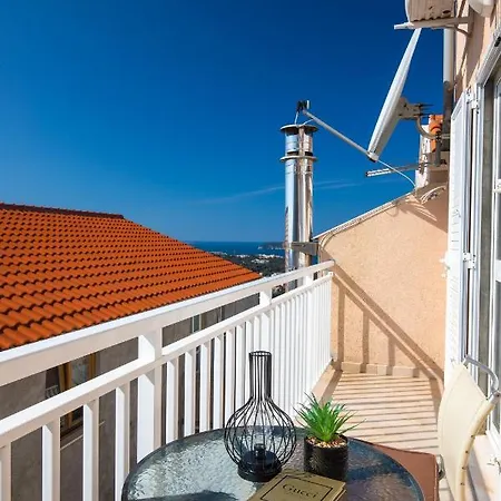Bellevue Duplex Apartment *